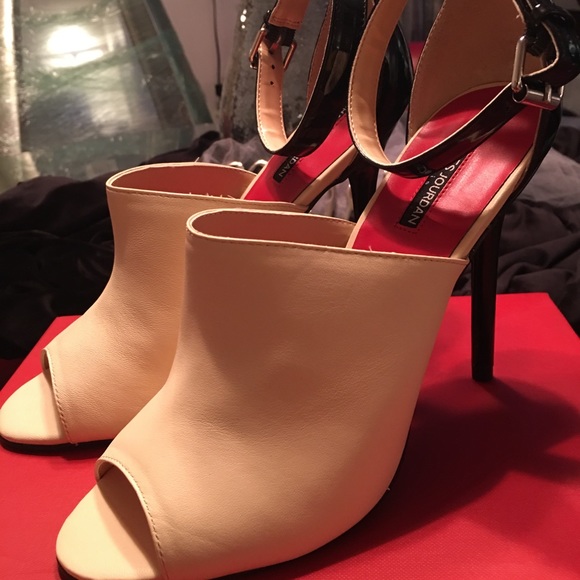 Charles Jourdan Colorblock Pump, Bone/Blk (Sz 10) - Picture 3 of 4